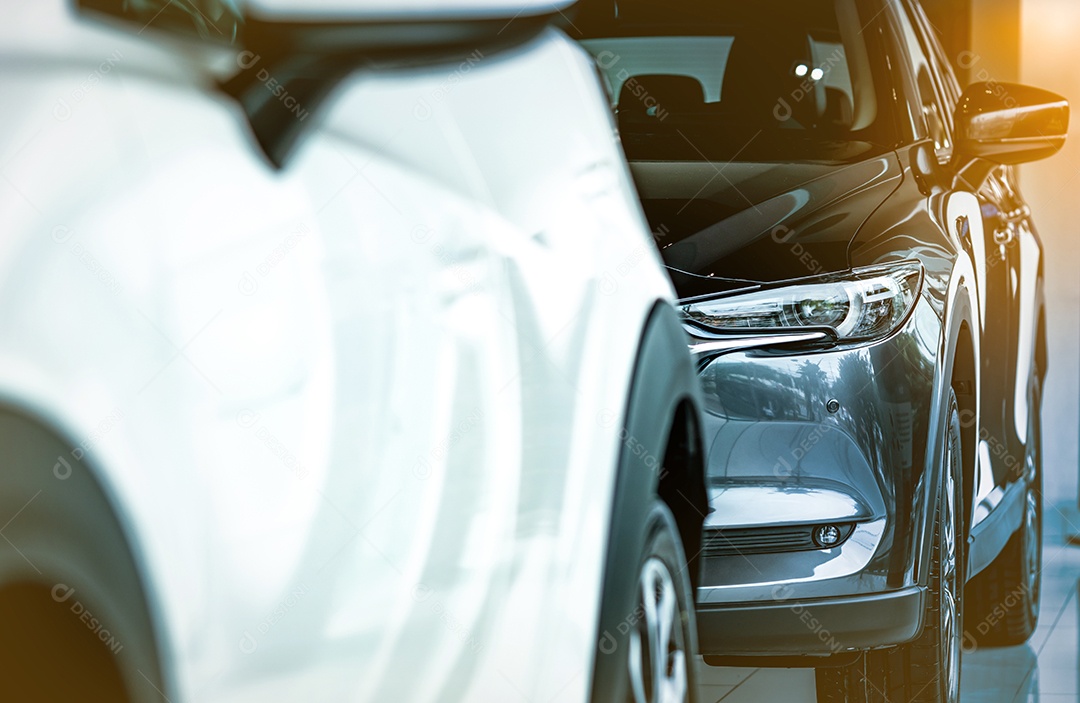 Novo carro compacto SUV brilhante e luxuoso estacionado em showroom moderno.