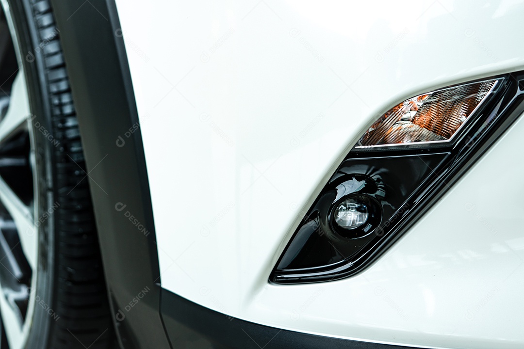 Novo carro branco de luxo estacionado no showroom moderno. concessionária de carros