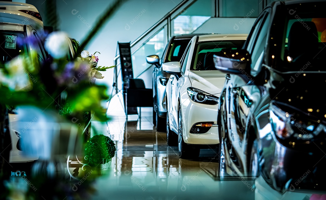 Novo carro compacto brilhante de luxo estacionado no showroom moderno.