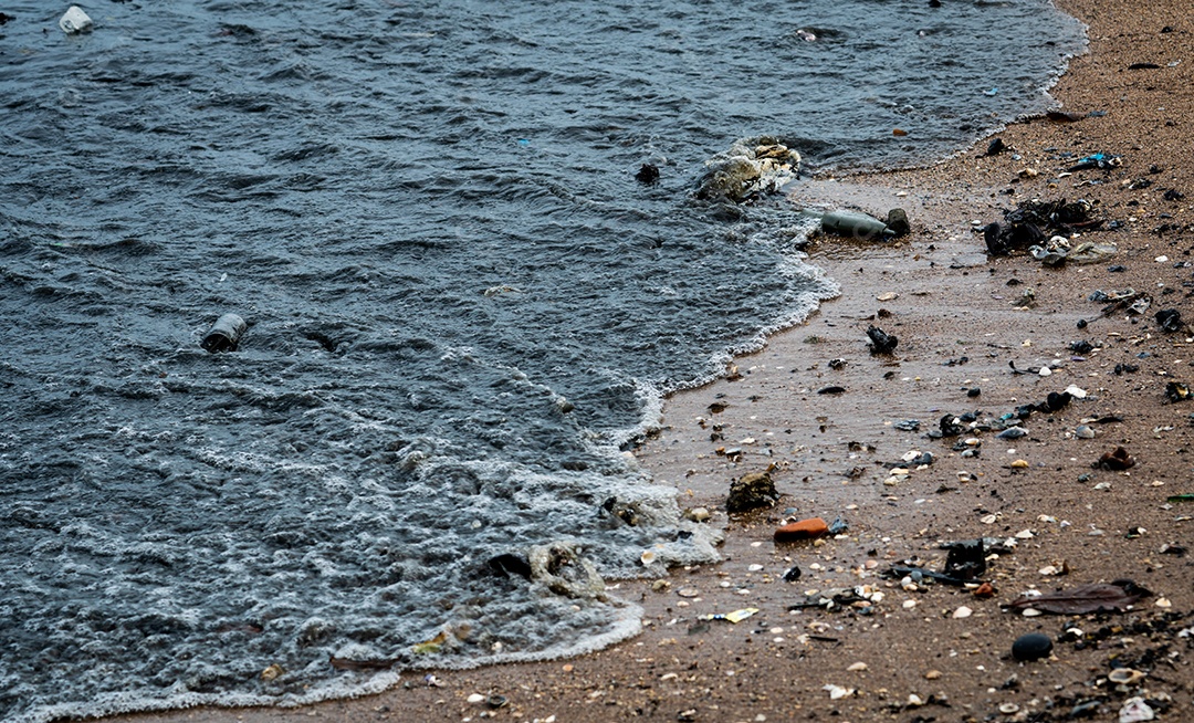 Poluição do ambiente de praia. Manchas de óleo na praia. Vazamento de óleo