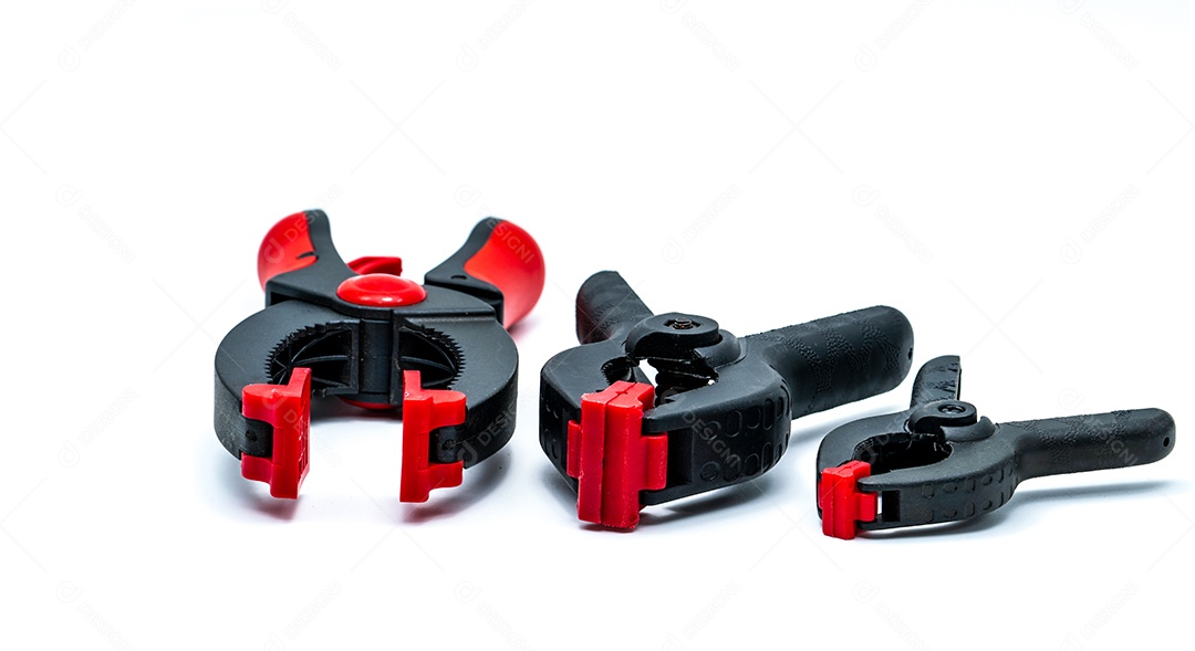 Braçadeira de mola preta e laranja isolada no fundo branco.