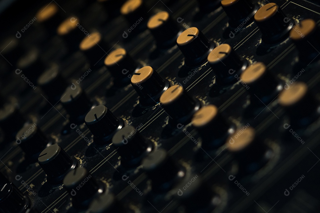 Console de mixagem de som de áudio. Mesa de mixagem de som. Controle do mixer de música