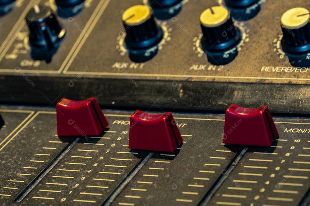 Console de mixagem de som de áudio. Mesa de mixagem de som. Controle do mixer de música