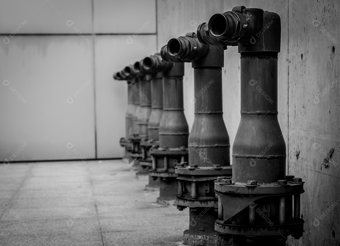 Bomba de segurança contra incêndio no piso de cimento do edifício de concreto.