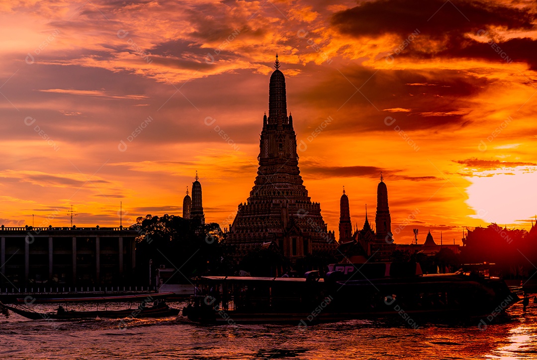 Wat Arun Ratchawararam ao pôr do sol com lindos vermelhos e laranjas