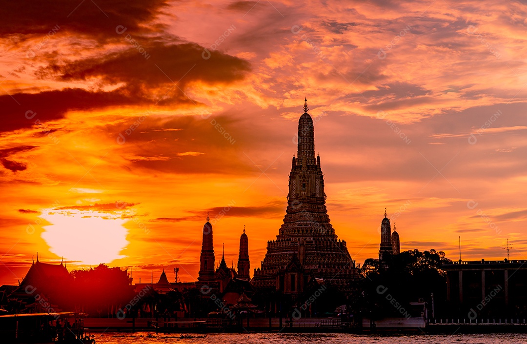 Wat Arun Ratchawararam ao pôr do sol com lindos vermelhos e laranjas