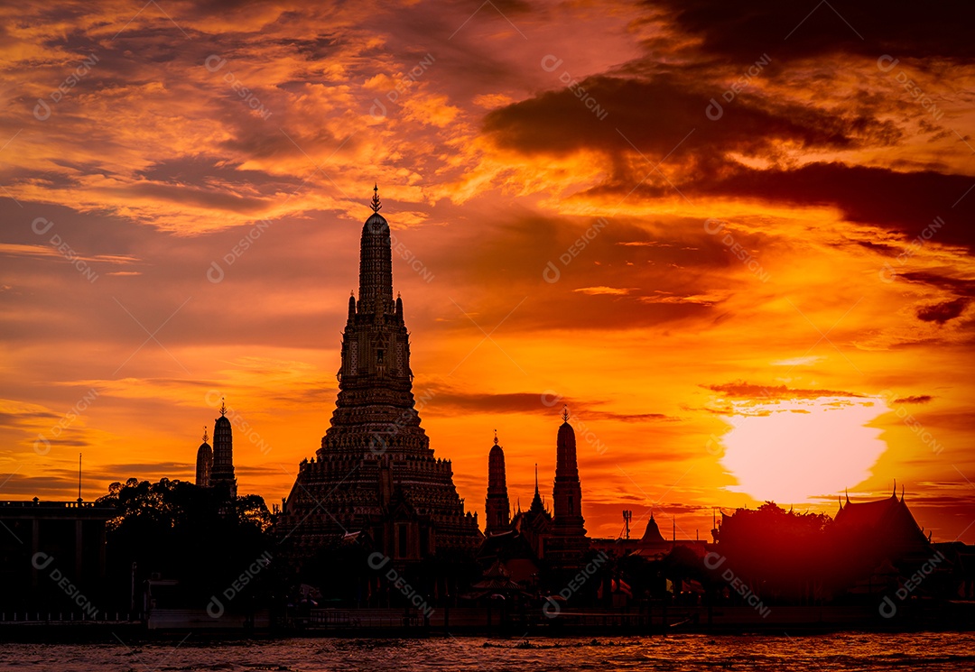 Wat Arun Ratchawararam ao pôr do sol com lindos vermelhos e laranjas