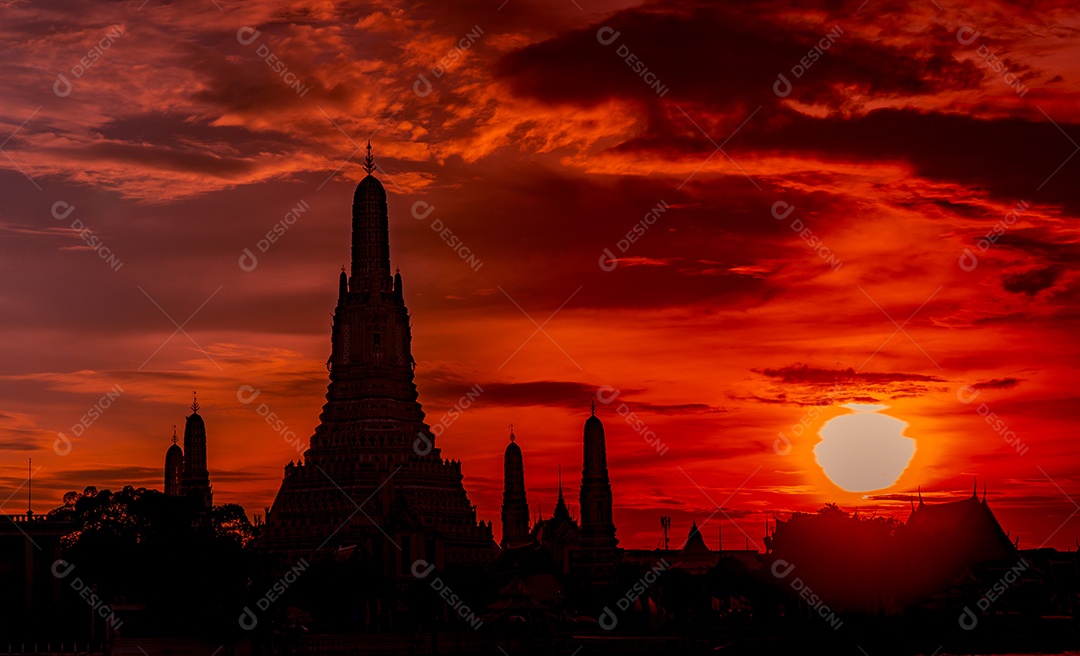 Wat Arun Ratchawararam ao pôr do sol com lindos vermelhos e laranjas