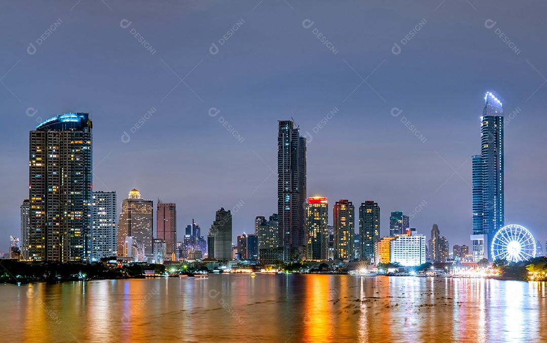 Paisagem urbana de edifício moderno perto do rio no meio da noite.