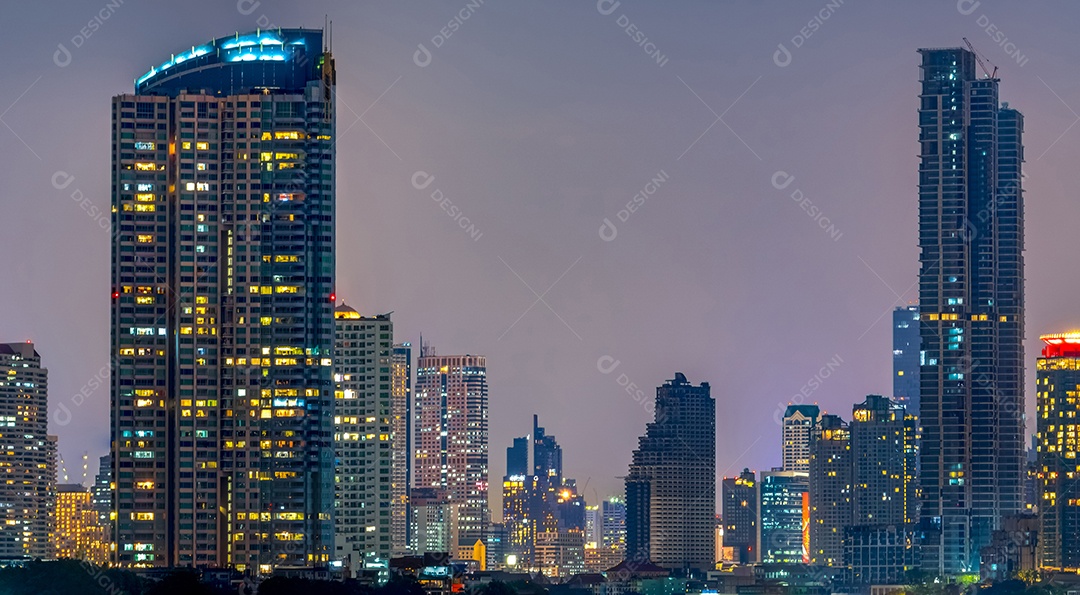 Paisagem urbana de edifício moderno perto do rio no meio da noite.