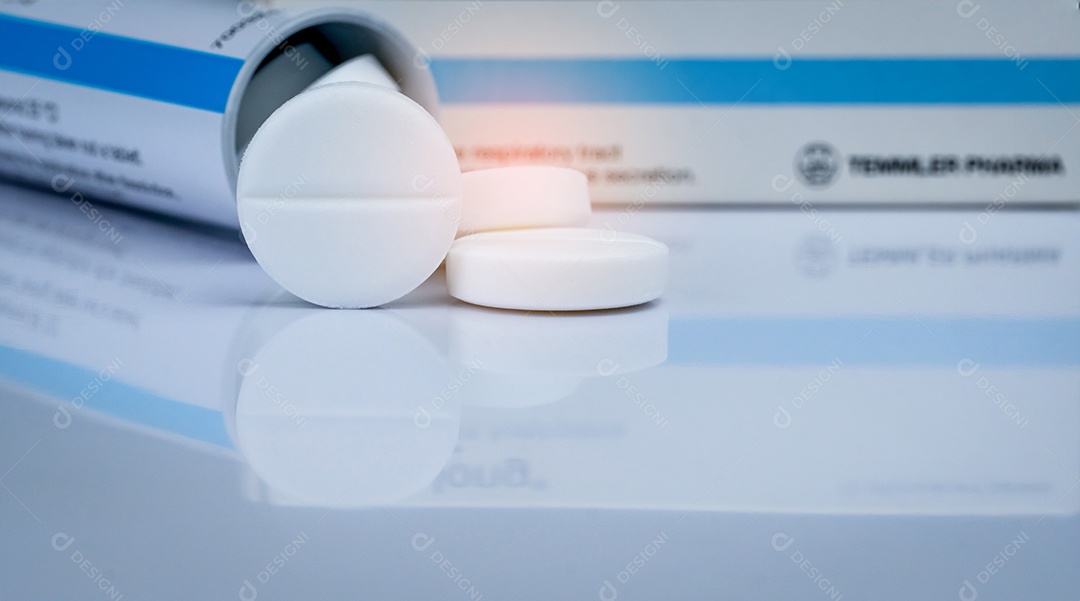 Comprimidos efervescentes brancos no fundo desfocado do tubo de drogas