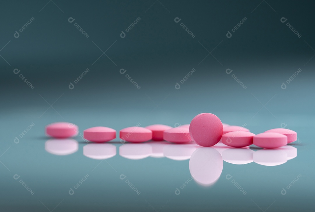 Pílula de comprimidos rosa redonda em fundo gradiente.