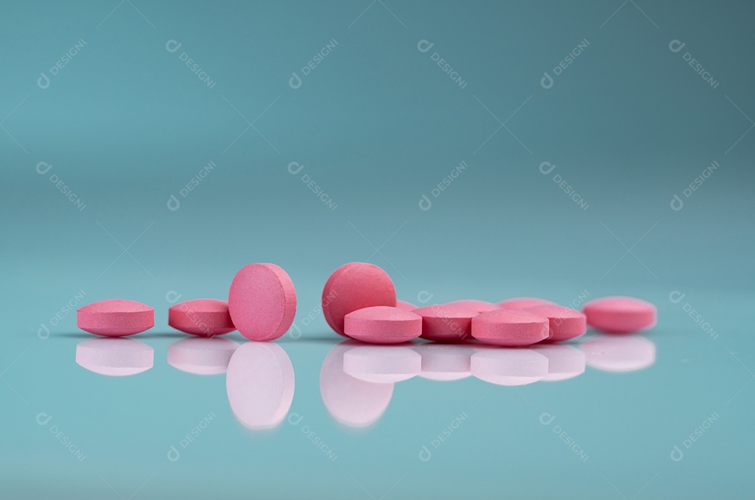 Pílula de comprimidos rosa redonda em fundo gradiente.