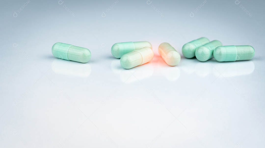 Foco seletivo na pílula cápsula verde de fitoterapia. Farmacêutica