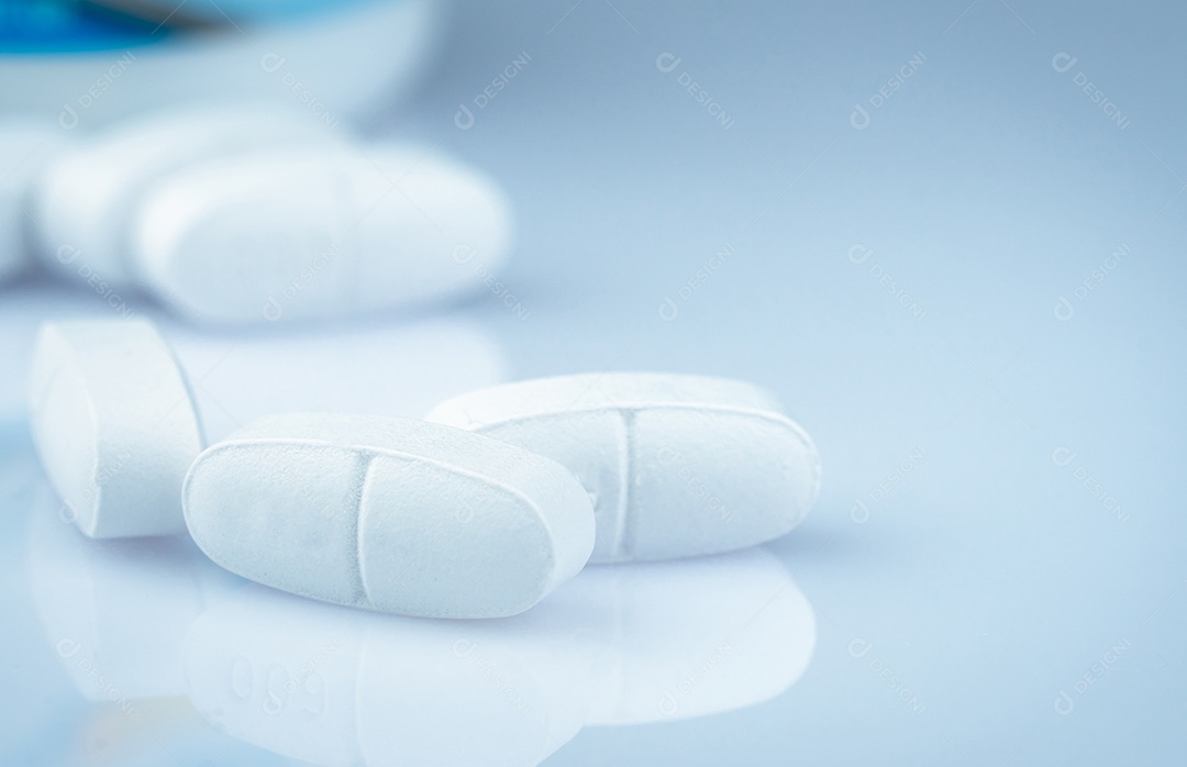 Comprimidos de cálcio para crianças ou mulheres grávidas. comprimidos brancos