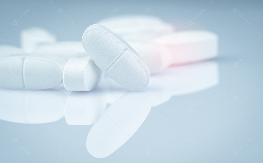 Comprimidos de cálcio para crianças ou mulheres grávidas. comprimidos brancos