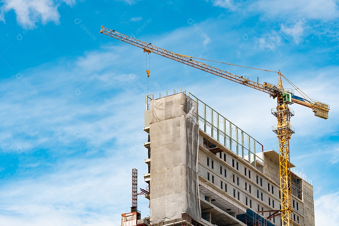 Canteiro de obras com guindaste e edifício. Indústria imobiliária.