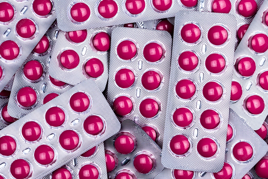 Pilha de pílula de comprimidos rosa redonda em blister. Farmacêutico