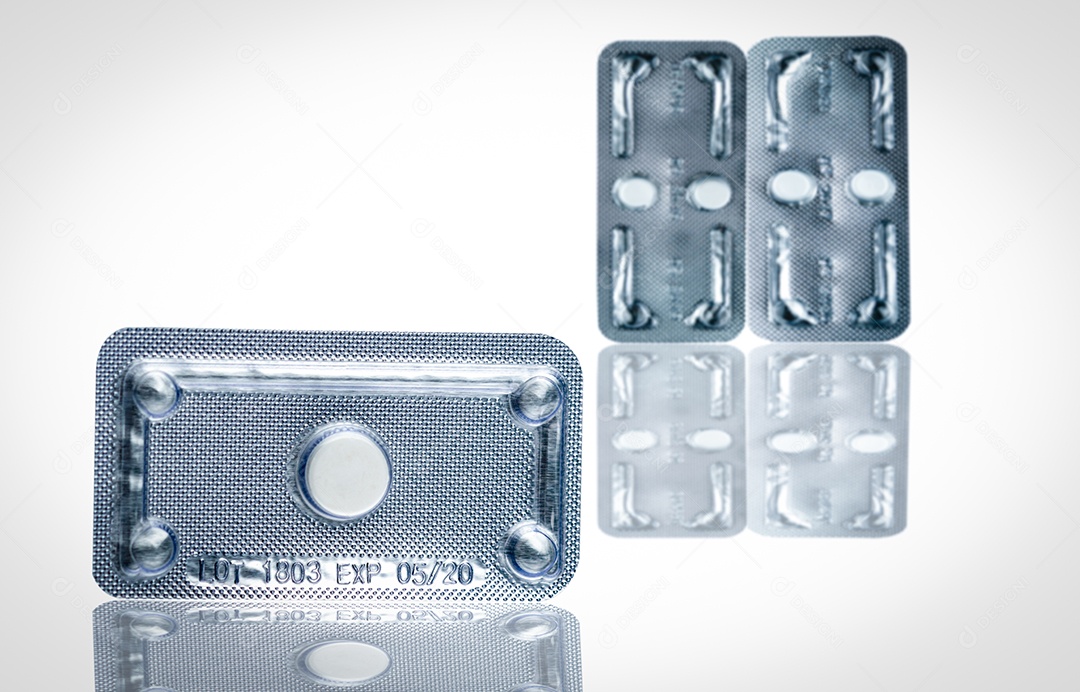 Pílulas anticoncepcionais de emergência em blister em fundo desfocado