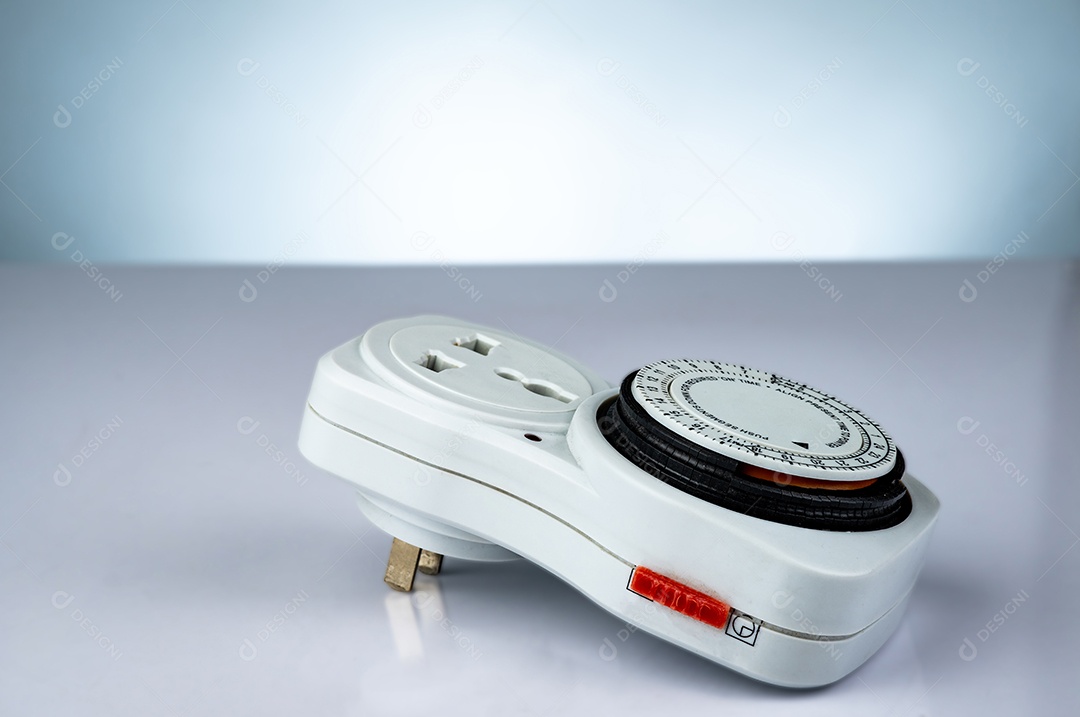 Temporizador plug-in mecânico 24 horas. Ferramentas domésticas internas. tempo de plug-in