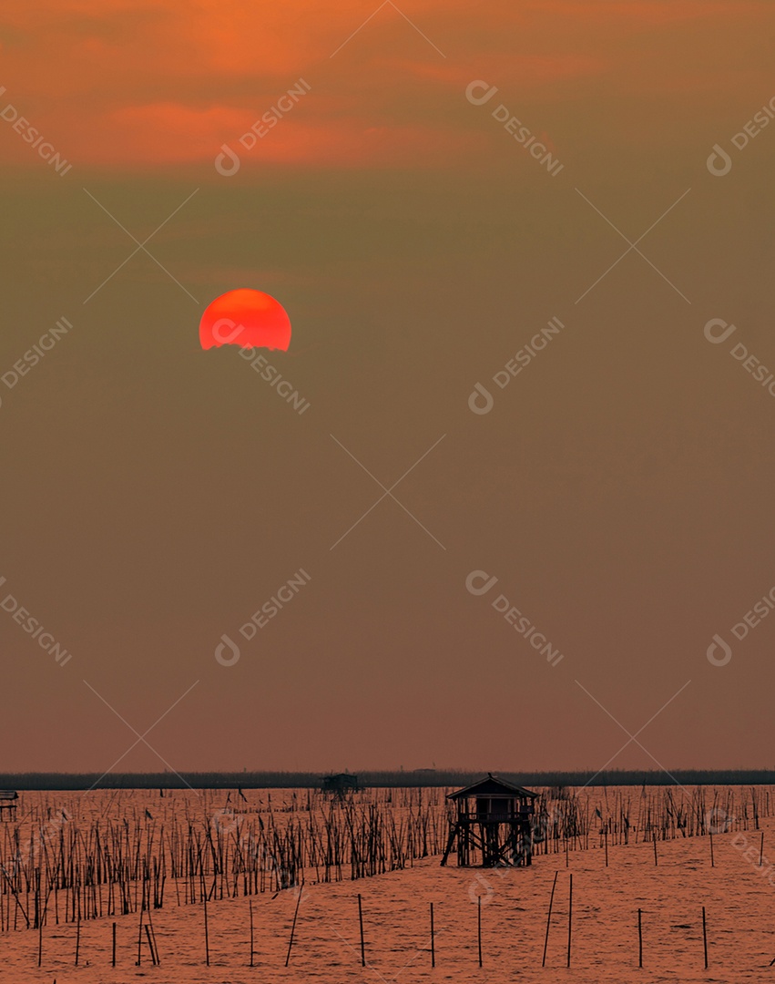 Lindo céu pôr do sol sobre o mar à noite.