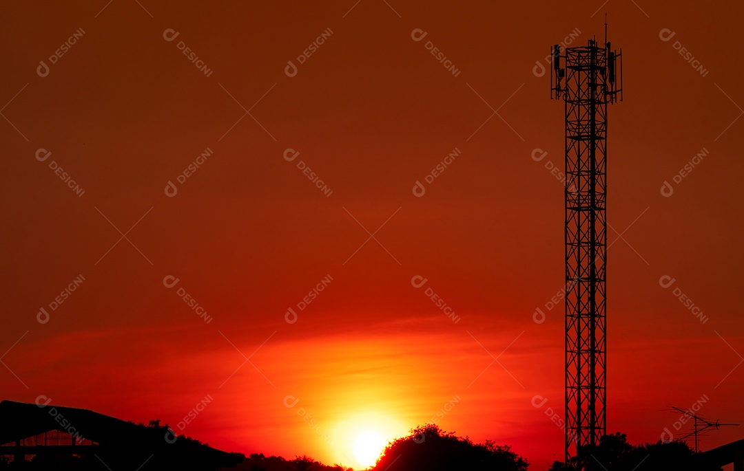 Lindo céu pôr do sol vermelho e laranja. Silhueta telecomunicação