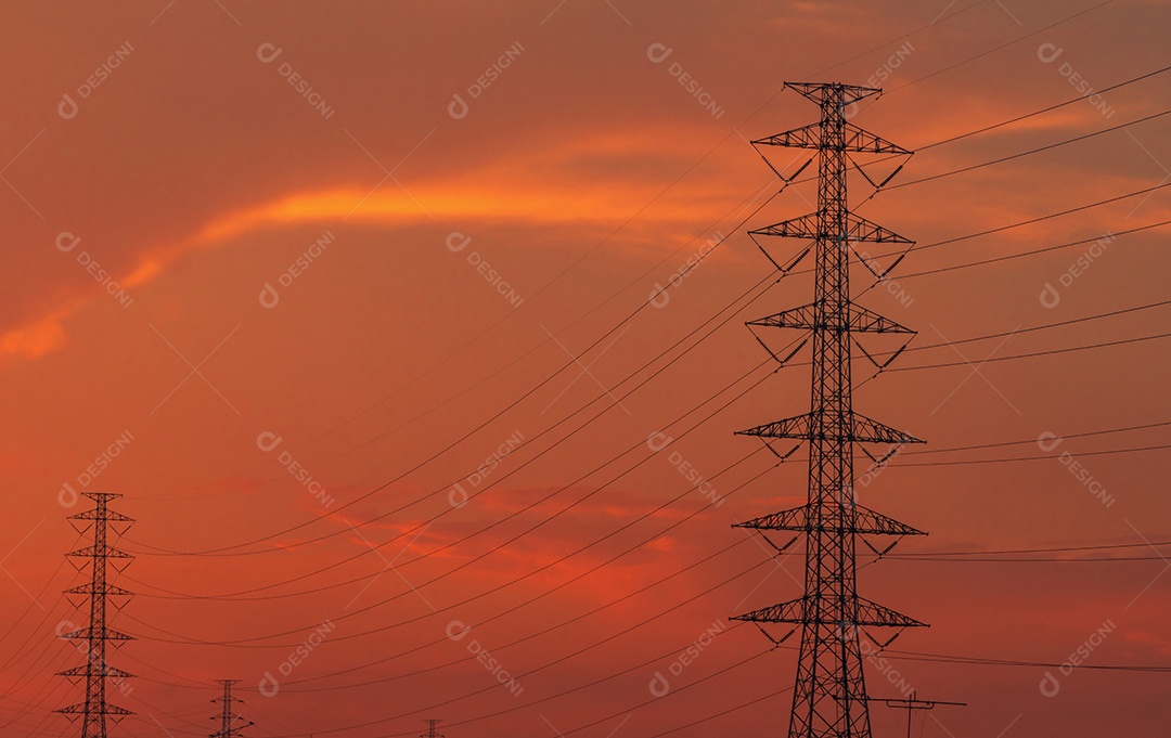 Poste elétrico de alta tensão e linhas de transmissão à noite