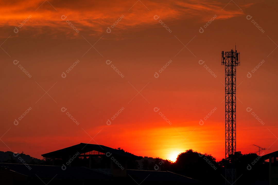 Lindo céu pôr do sol vermelho e laranja. Silhueta telecomunicação