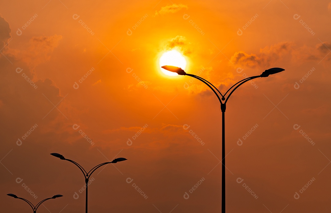 Poste elétrico de rua silhueta com linda laranja e amarelo