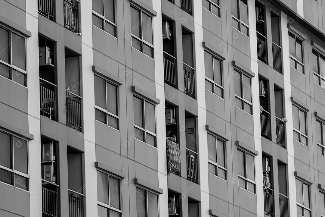 Vista frontal do edifício arranha-céu.