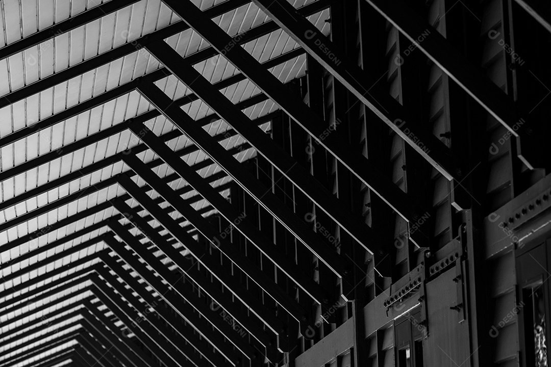 Toldo fixo de madeira e as paredes do edifício em estilo tailandês