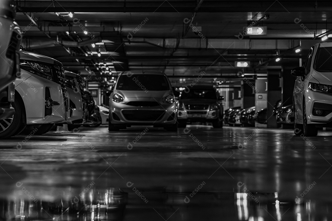 Foco seletivo no estacionamento no shopping. Carro estacionado