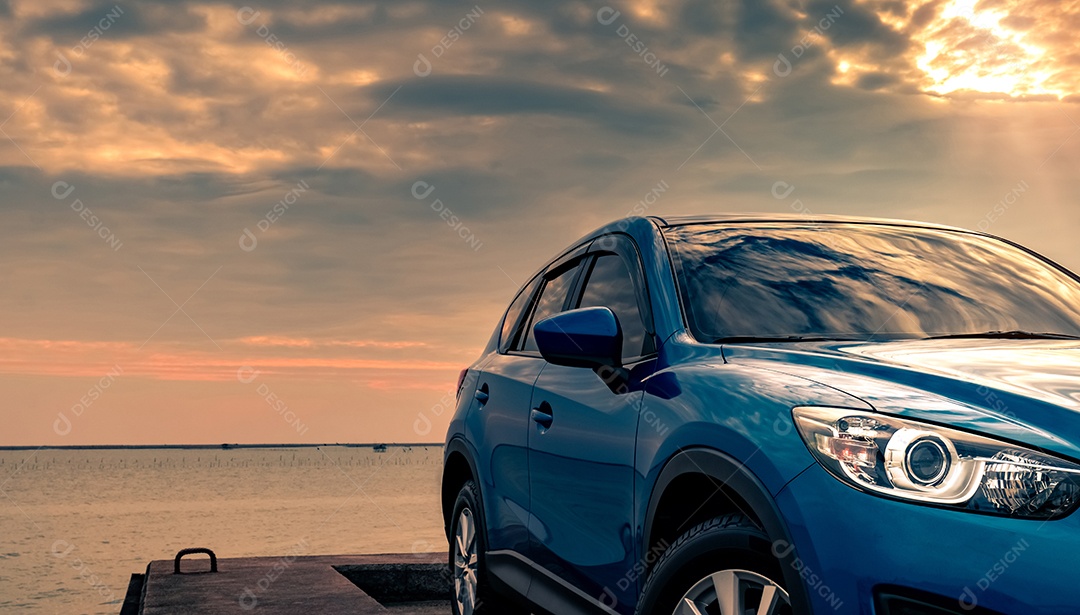 Carro SUV compacto azul com esporte e design moderno estacionado