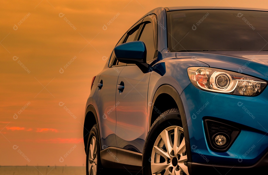 Carro SUV compacto azul com esporte e design moderno estacionado