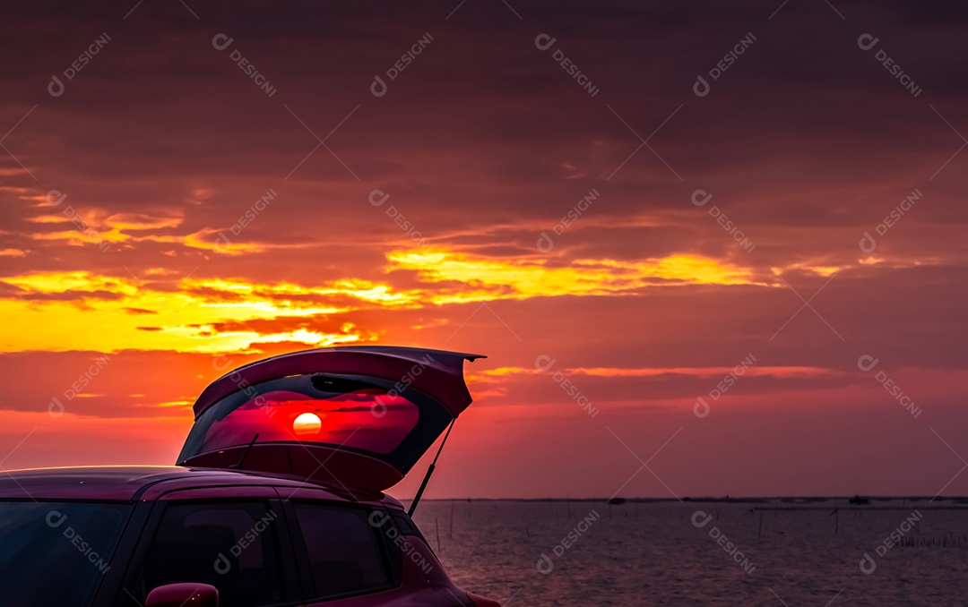 Carro SUV vermelho com design esportivo com porta-malas aberto estacionado