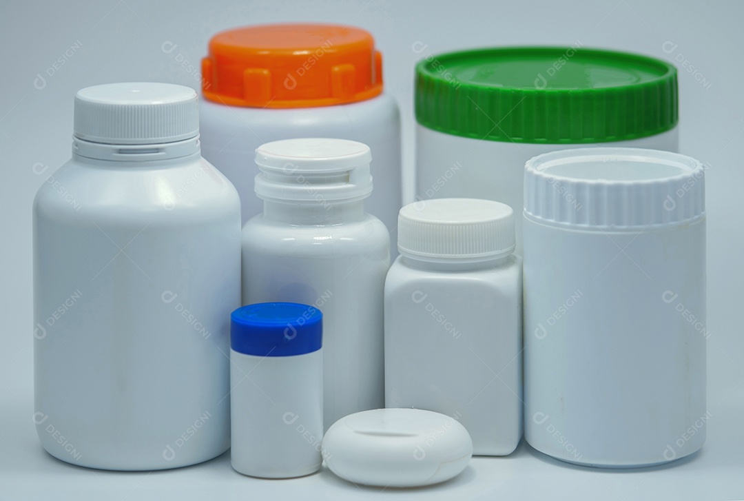 Garrafa plástica branca médica no fundo branco