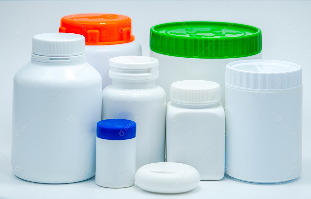 Garrafa plástica branca médica no fundo branco