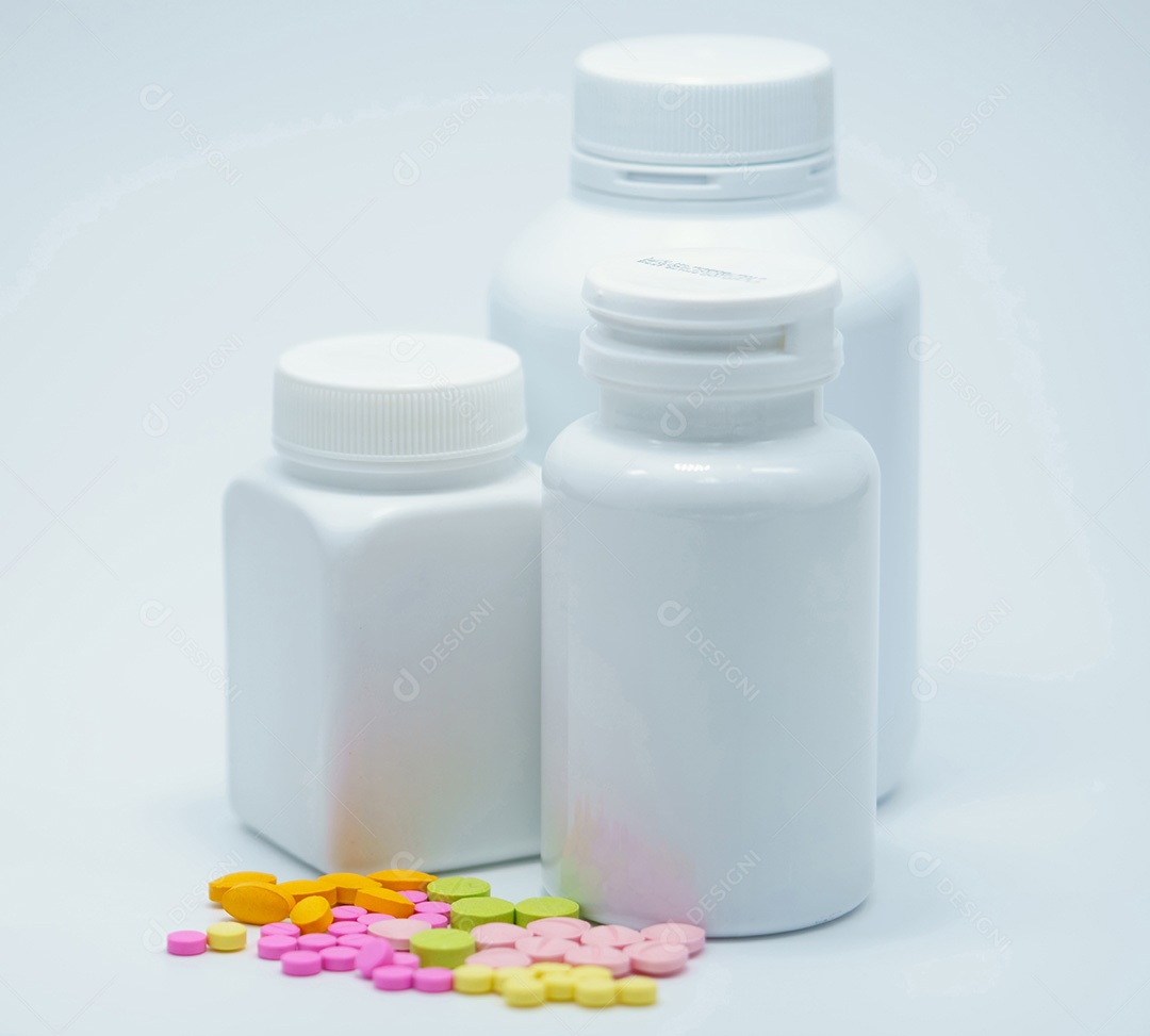 Pílulas coloridas com frascos brancos fechados em fundo branco
