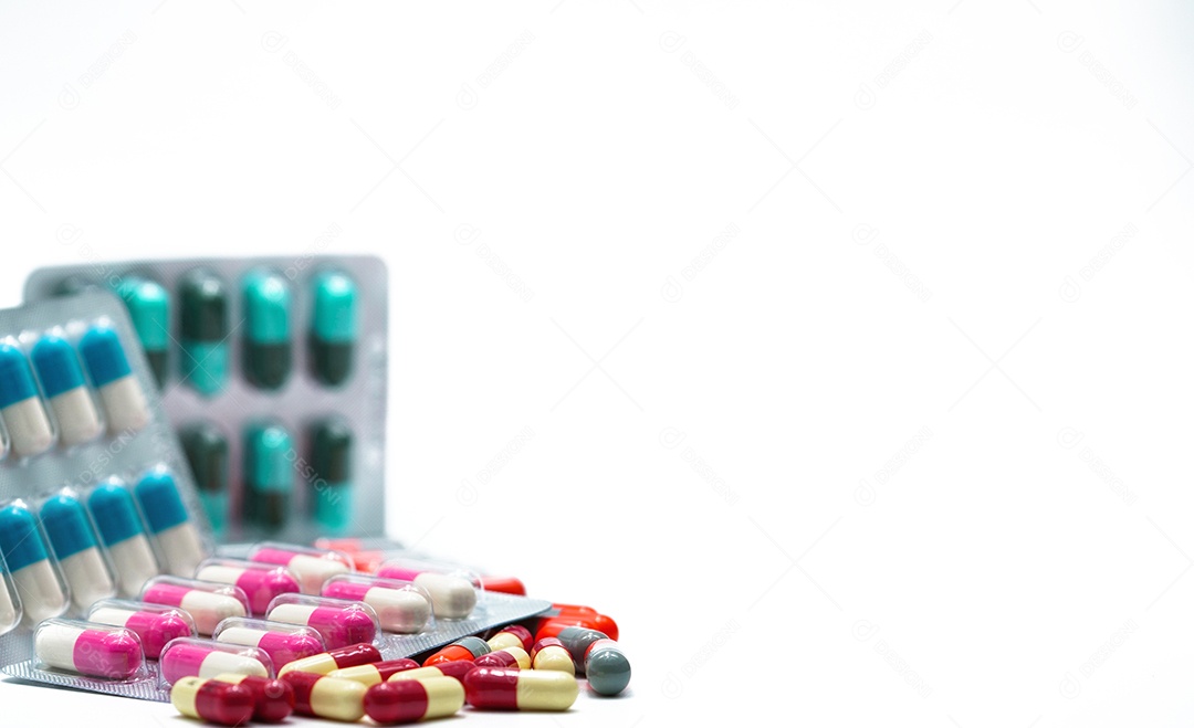 Pílula de cápsula antibiótica em blister em fundo branco