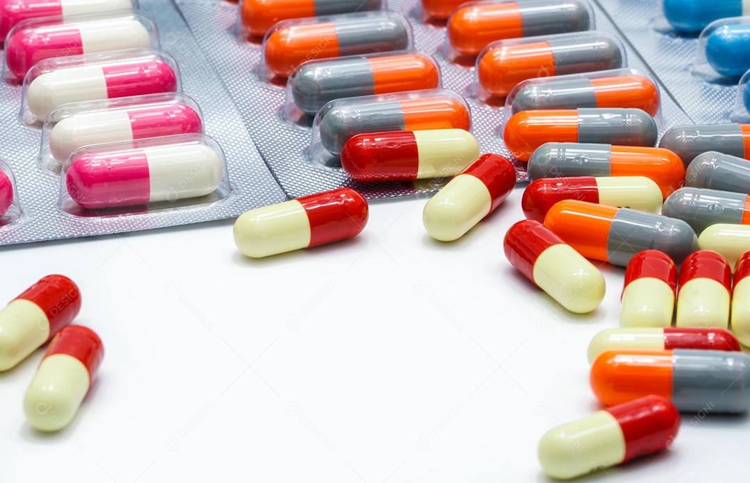 Pilha de comprimidos coloridos de cápsulas de antibióticos.