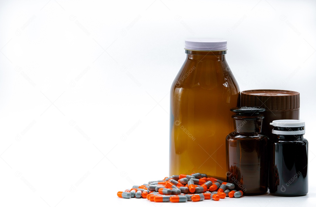 Comprimidos de cápsula laranja-cinza com frasco de vidro âmbar em branco