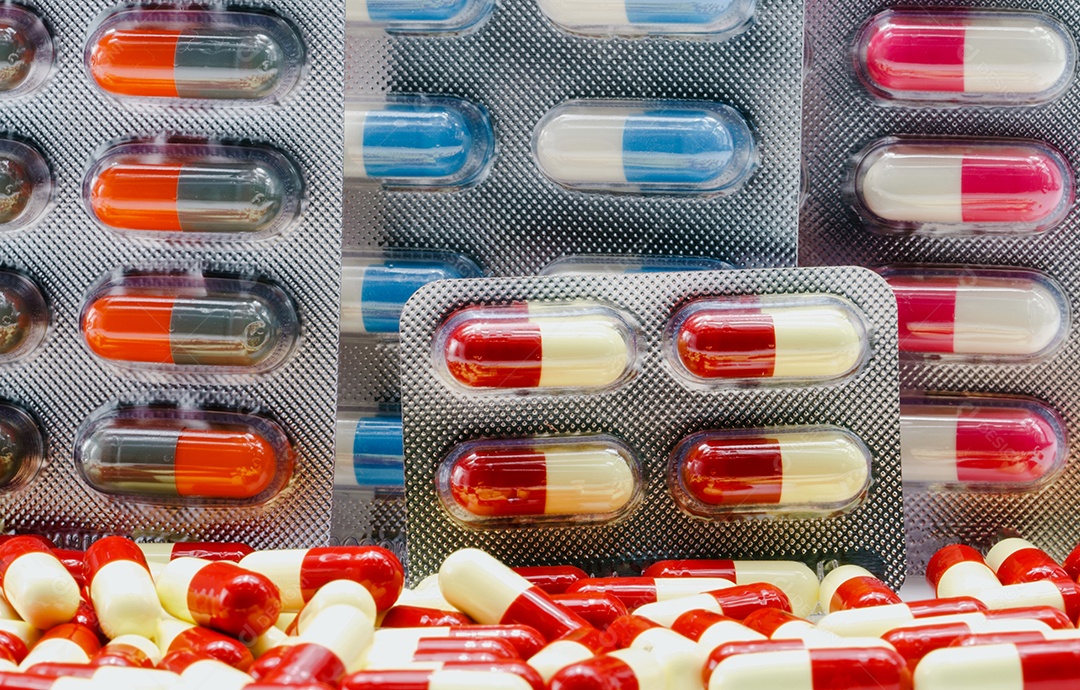 Colorido de comprimidos de cápsulas de antibióticos em blister.