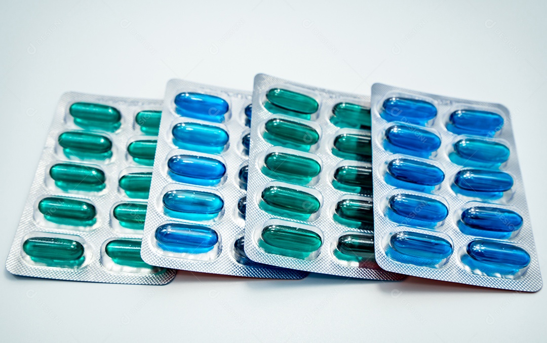Comprimidos de cápsula de gel macio azuis e verdes em branco.