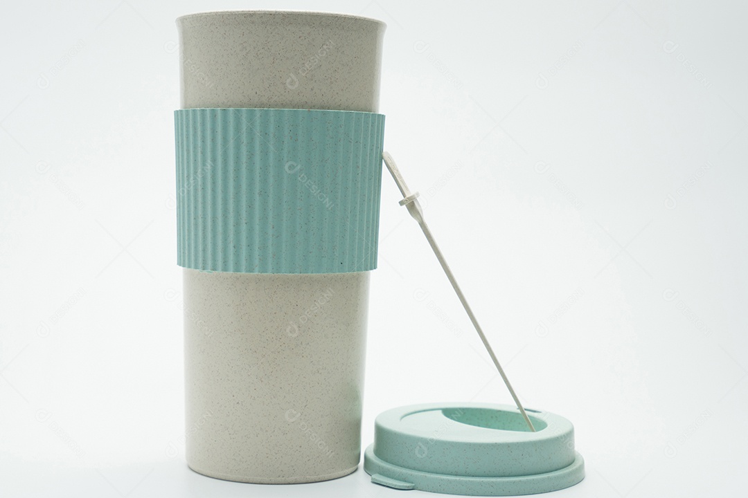 Garrafa térmica isolada no fundo branco. Reutilização de café ou chá