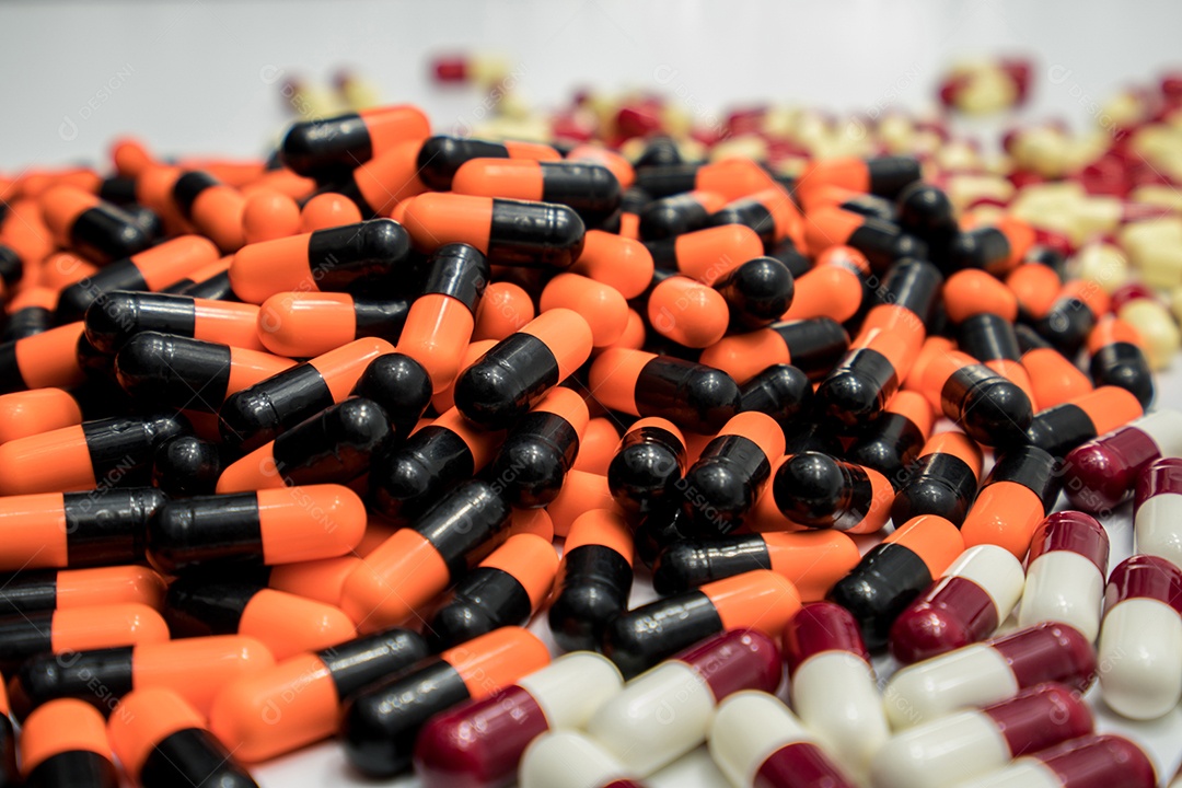 Pilha de comprimidos coloridos de cápsulas de antibióticos. industria farmaceutica