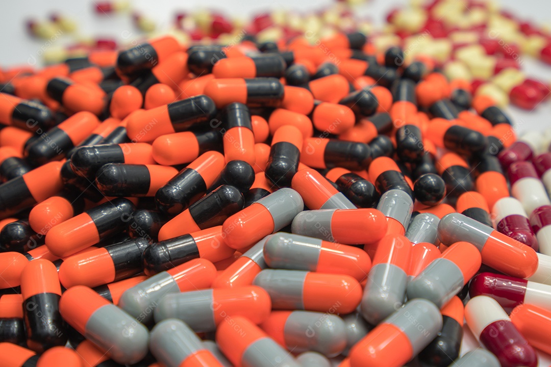 Pilha de comprimidos coloridos de cápsulas de antibióticos. industria farmaceutica