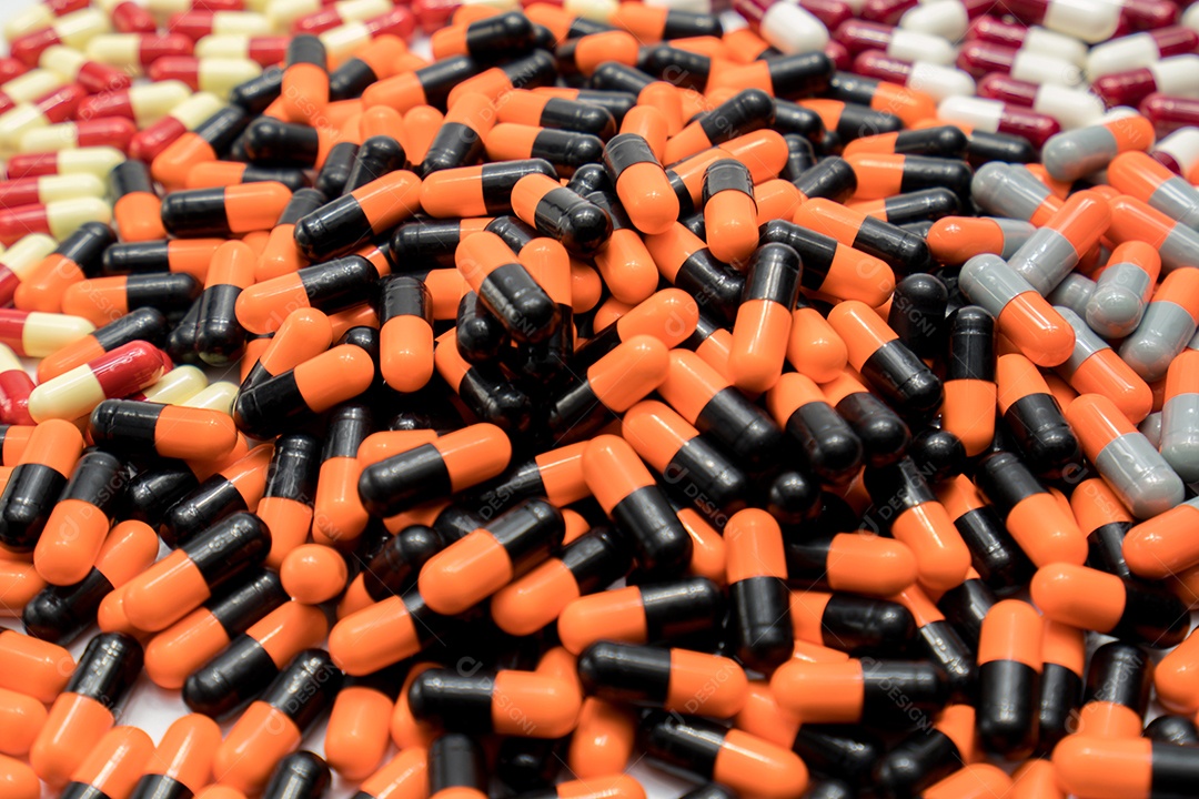 Pilha de comprimidos coloridos de cápsulas de antibióticos.