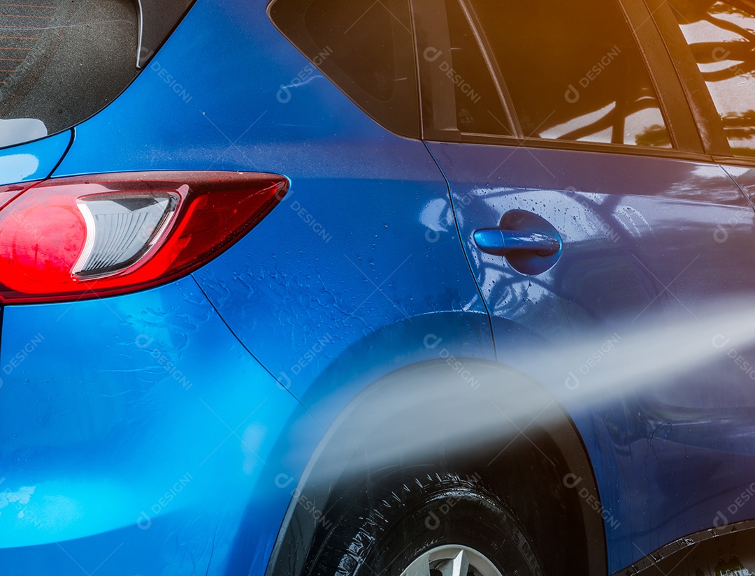 Lavagem de carros com água de alta pressão. Negócio de serviço de cuidado de carro