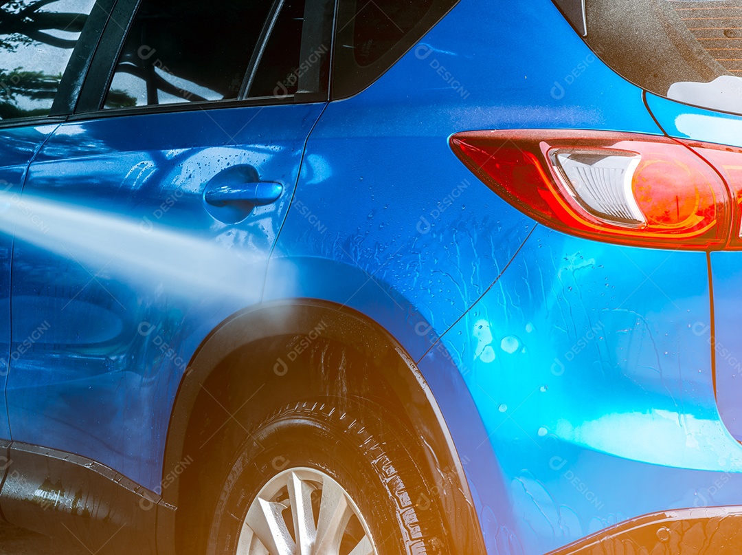 Lavagem de carros com água de alta pressão. Negócio de serviço de cuidado de carro