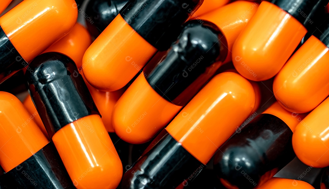Pilha fullframe de comprimidos de cápsula laranja-preta.